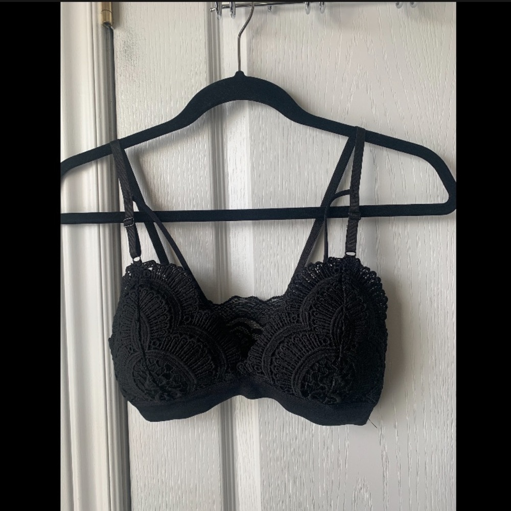 Super cute strappy bralette🎀